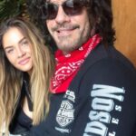 Mario Cimarro Instagram - Llega un momento, después de buscar concienzudamente en el alma, mirar, viajar, hablar mirarse a los ojos, detenerse, meditar , comprometerse y celebrar ¡sobre todo si ella dice que sí y te promete un hogar lleno de paz y mucho amor ! Y te lo cumple ! Feliz día del amor a todos y todas los que regresan a casa y encuentran un paraíso. Feliz día de la amistad a todos y todas los que van por la vida haciendo felices y llenando de luz a los demás ! Villa De Leiva, Boyaca, Colombia