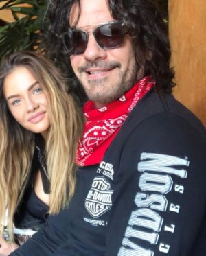 Mario Cimarro Instagram - Llega un momento, después de buscar concienzudamente en el alma, mirar, viajar, hablar mirarse a los ojos, detenerse, meditar , comprometerse y celebrar ¡sobre todo si ella dice que sí y te promete un hogar lleno de paz y mucho amor ! Y te lo cumple ! Feliz día del amor a todos y todas los que regresan a casa y encuentran un paraíso. Feliz día de la amistad a todos y todas los que van por la vida haciendo felices y llenando de luz a los demás !