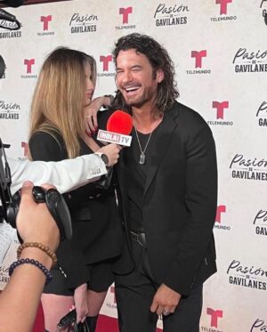 Mario Cimarro Instagram - Llega un momento, después de buscar concienzudamente en el alma, mirar, viajar, hablar mirarse a los ojos, detenerse, meditar , comprometerse y celebrar ¡sobre todo si ella dice que sí y te promete un hogar lleno de paz y mucho amor ! Y te lo cumple ! Feliz día del amor a todos y todas los que regresan a casa y encuentran un paraíso. Feliz día de la amistad a todos y todas los que van por la vida haciendo felices y llenando de luz a los demás !