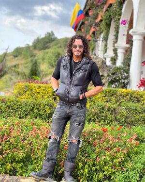 Mario Cimarro Instagram - Y tu tambien harás los dias brillar....y el corazon del tiempo sin medida, medirse a si mismo en tu luz.