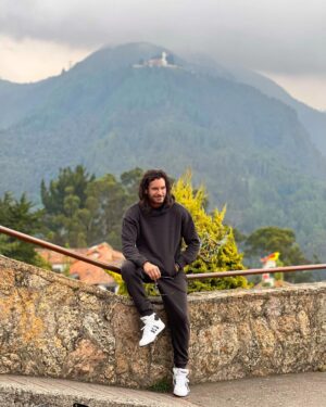 Mario Cimarro Instagram - Podemos inspirarnos 
de una montaña, por supuesto.
Ella tiene claves para todo,
esto se sabe.
Para respirar, 
para latir,
para vivir siempre 
siendo otro 
y el mismo.