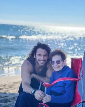 Mario Cimarro Instagram - Thanks Giving is the season . In Hermosa Beach celebrating with my mom for the blessing to be together ,enjoying a beautiful day and the best company , our family! 

Acción de Gracias en Hermosa Beach , disfrutando un hermoso día con la mejor compañía, mi adorada madre y nuestra familia unida !