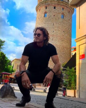 Mario Cimarro Instagram - Vivo de tu palabra y eternamente espero,
llamarte mía como quien espera un tesoro.