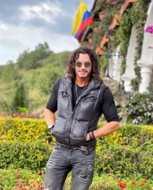 Mario Cimarro Instagram - Y tu tambien harás los dias brillar....y el corazon del tiempo sin medida, medirse a si mismo en tu luz.