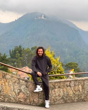Mario Cimarro Instagram - Podemos inspirarnos 
de una montaña, por supuesto.
Ella tiene claves para todo,
esto se sabe.
Para respirar, 
para latir,
para vivir siempre 
siendo otro 
y el mismo.