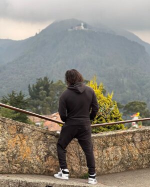 Mario Cimarro Instagram - Podemos inspirarnos 
de una montaña, por supuesto.
Ella tiene claves para todo,
esto se sabe.
Para respirar, 
para latir,
para vivir siempre 
siendo otro 
y el mismo.
