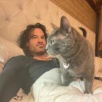 Mario Cimarro Instagram - 4:00 am coffee, Caramelo & ready to rock and roll Aqui, entre las rocas, a donde todo es áspero, a donde el tiempo puede ser palpado, a donde el pasado parece inmortal, a donde el futuro no se imagina, se encuentra la sala del trono.