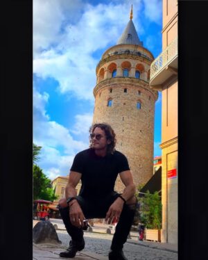 Mario Cimarro Instagram - Vivo de tu palabra y eternamente espero,
llamarte mía como quien espera un tesoro.