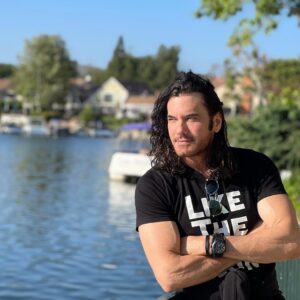 Mario Cimarro Instagram - Y ahi estas tu....
perfumada por tu sonrisa.
“ te miro y nace el aire “
Y si, después, volvemos a tu jardín, a contemplar el cielo..
y cantas..
Y en mi cuello sopla tu esplendor..
Y ahi estoy yo.