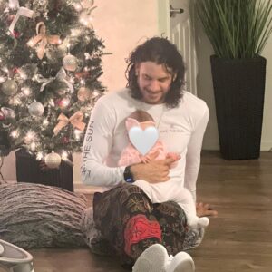 Mario Cimarro Instagram - Esta navidad disfruto a tu lado a esta bendición que tengo aquí conmigo. Tan angelical , tan dulce , tan tierna , tan tu , tan yo . Cada día verte como la cuidas , atiendes , estás pendiente de cosas que sólo tu instinto de mamá puede . Is a humbling experience my love , you two definetively are making me a better man .Estoy viviendo a tu lado momentos únicos , los disfruto , te disfruto , las disfruto inmensamente . No quisiera nunca apartarme de ustedes, ni para ir al súper , porque las extraño a rabiar .