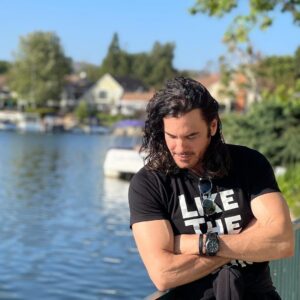 Mario Cimarro Instagram - Y ahi estas tu....
perfumada por tu sonrisa.
“ te miro y nace el aire “
Y si, después, volvemos a tu jardín, a contemplar el cielo..
y cantas..
Y en mi cuello sopla tu esplendor..
Y ahi estoy yo.