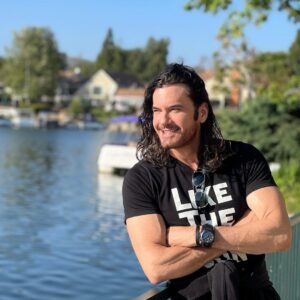 Mario Cimarro Instagram - Y ahi estas tu....
perfumada por tu sonrisa.
“ te miro y nace el aire “
Y si, después, volvemos a tu jardín, a contemplar el cielo..
y cantas..
Y en mi cuello sopla tu esplendor..
Y ahi estoy yo.