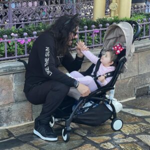 Mario Cimarro Instagram - And the Three Kings brought “The” famous Mouse just for baby Briana ! Porque ser Papá es .. como explicarle a alguien que no sabe nadar lo que se siente en el agua !