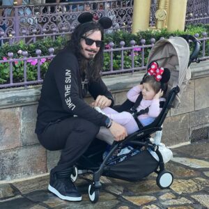 Mario Cimarro Instagram - And the Three Kings brought “The” famous Mouse just for baby Briana ! Porque ser Papá es .. como explicarle a alguien que no sabe nadar lo que se siente en el agua !