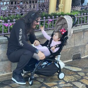 Mario Cimarro Instagram - And the Three Kings brought “The” famous Mouse just for baby Briana ! Porque ser Papá es .. como explicarle a alguien que no sabe nadar lo que se siente en el agua !
