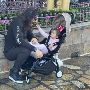 Mario Cimarro Instagram - And the Three Kings brought “The” famous Mouse just for baby Briana ! Porque ser Papá es .. como explicarle a alguien que no sabe nadar lo que se siente en el agua !