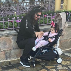 Mario Cimarro Instagram - And the Three Kings brought “The” famous Mouse just for baby Briana ! Porque ser Papá es .. como explicarle a alguien que no sabe nadar lo que se siente en el agua !