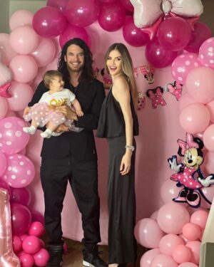Mario Cimarro Instagram - Es increíble para nosotros pensar que ya haya pasado un año desde que te vimos nacer. Han sido 365 días de sorpresas y maravillosos momentos. Hoy queremos celebrar que eres una bebe sana, curiosa y cariñosa a la que adoramos. ¡La felicidad permanente llegó a esta casa un día como hoy! Aún eres muy pequeña, pero espero que cuando crezcas puedas leer este mensaje, y sentir el amor que tenemos por ti. Eres el orgullo de esta familia Bree ! La oportunidad de verte crecer durante este primer año, ha sido lo más hermoso que me ha pasado en la vida.