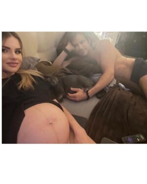 Mario Cimarro Instagram - Es increíble para nosotros pensar que ya haya pasado un año desde que te vimos nacer. Han sido 365 días de sorpresas y maravillosos momentos. Hoy queremos celebrar que eres una bebe sana, curiosa y cariñosa a la que adoramos. ¡La felicidad permanente llegó a esta casa un día como hoy! Aún eres muy pequeña, pero espero que cuando crezcas puedas leer este mensaje, y sentir el amor que tenemos por ti. Eres el orgullo de esta familia Bree ! La oportunidad de verte crecer durante este primer año, ha sido lo más hermoso que me ha pasado en la vida.