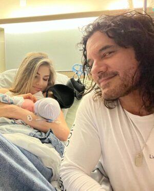 Mario Cimarro Instagram - Es increíble para nosotros pensar que ya haya pasado un año desde que te vimos nacer. Han sido 365 días de sorpresas y maravillosos momentos. Hoy queremos celebrar que eres una bebe sana, curiosa y cariñosa a la que adoramos. ¡La felicidad permanente llegó a esta casa un día como hoy! Aún eres muy pequeña, pero espero que cuando crezcas puedas leer este mensaje, y sentir el amor que tenemos por ti. Eres el orgullo de esta familia Bree ! La oportunidad de verte crecer durante este primer año, ha sido lo más hermoso que me ha pasado en la vida.