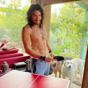 Mario Cimarro Instagram - Porque de eso se trata. 
De esto se vive.
De esto se come y se bebe
de esto  se duerme y se sueña. 
Se trata de primaveras como esta
de olores hechos hojas,
de palabras hechas curvas.
Sobre cada grano que piso tengo que 
propagar
al menos una reflexion.
… y este día ganaste tú en la mesa y yo en el corazón.