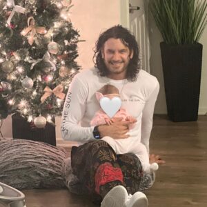 Mario Cimarro Instagram - Esta navidad disfruto a tu lado a esta bendición que tengo aquí conmigo. Tan angelical , tan dulce , tan tierna , tan tu , tan yo . Cada día verte como la cuidas , atiendes , estás pendiente de cosas que sólo tu instinto de mamá puede . Is a humbling experience my love , you two definetively are making me a better man .Estoy viviendo a tu lado momentos únicos , los disfruto , te disfruto , las disfruto inmensamente . No quisiera nunca apartarme de ustedes, ni para ir al súper , porque las extraño a rabiar .
