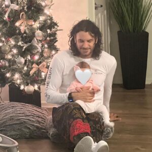 Mario Cimarro Instagram - Esta navidad disfruto a tu lado a esta bendición que tengo aquí conmigo. Tan angelical , tan dulce , tan tierna , tan tu , tan yo . Cada día verte como la cuidas , atiendes , estás pendiente de cosas que sólo tu instinto de mamá puede . Is a humbling experience my love , you two definetively are making me a better man .Estoy viviendo a tu lado momentos únicos , los disfruto , te disfruto , las disfruto inmensamente . No quisiera nunca apartarme de ustedes, ni para ir al súper , porque las extraño a rabiar .