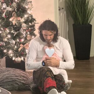 Mario Cimarro Instagram - Esta navidad disfruto a tu lado a esta bendición que tengo aquí conmigo. Tan angelical , tan dulce , tan tierna , tan tu , tan yo . Cada día verte como la cuidas , atiendes , estás pendiente de cosas que sólo tu instinto de mamá puede . Is a humbling experience my love , you two definetively are making me a better man .Estoy viviendo a tu lado momentos únicos , los disfruto , te disfruto , las disfruto inmensamente . No quisiera nunca apartarme de ustedes, ni para ir al súper , porque las extraño a rabiar .
