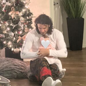 Mario Cimarro Instagram - Esta navidad disfruto a tu lado a esta bendición que tengo aquí conmigo. Tan angelical , tan dulce , tan tierna , tan tu , tan yo . Cada día verte como la cuidas , atiendes , estás pendiente de cosas que sólo tu instinto de mamá puede . Is a humbling experience my love , you two definetively are making me a better man .Estoy viviendo a tu lado momentos únicos , los disfruto , te disfruto , las disfruto inmensamente . No quisiera nunca apartarme de ustedes, ni para ir al súper , porque las extraño a rabiar .