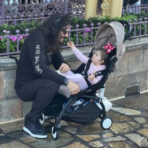 Mario Cimarro Instagram - And the Three Kings brought “The” famous Mouse just for baby Briana ! Porque ser Papá es .. como explicarle a alguien que no sabe nadar lo que se siente en el agua !