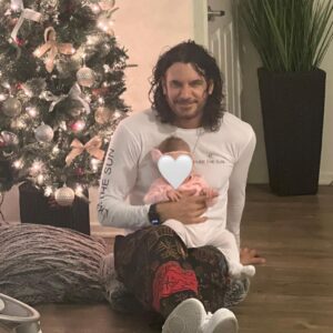 Mario Cimarro Instagram - Esta navidad disfruto a tu lado a esta bendición que tengo aquí conmigo. Tan angelical , tan dulce , tan tierna , tan tu , tan yo . Cada día verte como la cuidas , atiendes , estás pendiente de cosas que sólo tu instinto de mamá puede . Is a humbling experience my love , you two definetively are making me a better man .Estoy viviendo a tu lado momentos únicos , los disfruto , te disfruto , las disfruto inmensamente . No quisiera nunca apartarme de ustedes, ni para ir al súper , porque las extraño a rabiar .