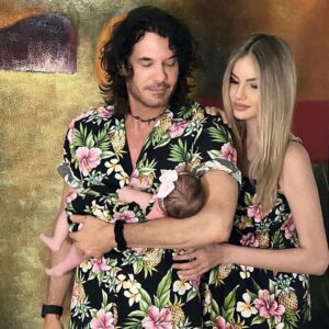 Mario Cimarro Instagram - En tu primer mes hablaremos de tu nombre..
Briana.. tiene facilidad de hacer amistades debido
a su gran simpatía.
Es inquieta, entusiasta,
curiosa y observadora.
Su fortaleza interior, la perseverancia para conseguir  objetivos, la constancia, la voluntad y la seguridad en sí misma la definen como virtuosa , fuerte y noble. 
Tiene una imagen sofisticada, pero alegre . 
Y con una alegría infinita tu papá y mamá celebramos tu primer mes de cumpleaños!
…Por cierto , no me hagas caso cuando te habló ininteligiblemente y en confusos sonidos casi siempre acompañado de una gran sonrisa , lo importante es que me doy cuenta rápido y te comienzo ha hablar normalmente !