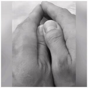Mario Cimarro Instagram - En tu día vamos a llenar todos los espacios con poesia. 
Que no se quede ni el mas minimo rincon
sin metaforas.
Tu , existencia angelical,
yo, selva de versos
festejándote sin parar y sin medida . Happy First week hija mía!!! Feliz primera semana !!! ✨❤️👼❤️✨🎉🍾 🎁 🎂 🎈