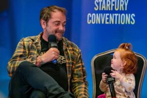 Mark Sheppard Instagram - Surprise visit from @ruthie_connell for @starfuryevents Crossroads5. Good to catch up. #spnfamily