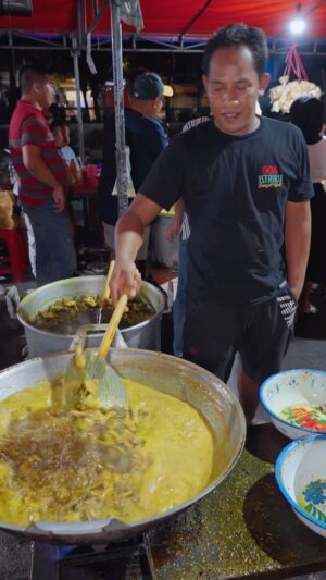 Mark Wiens Instagram - Nasi Babat - a combination of cow stomach and organs, marinated and fried, and served with corn rice and lots of sambal - must eat Indonesian street food in #Surabaya! 

Thanks to @budi_tarjo #IndonesianFood #streetfood