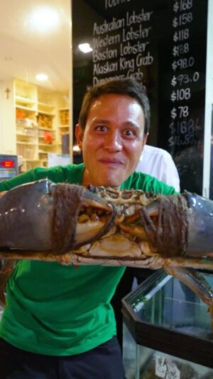 Mark Wiens Instagram - Giant Singapore Chili Crab 🌶 🦀 Here’s the amazing cooking process! @chinhuatliveseafood @beyondtheisland #Singapore #chillicrab #singaporefood