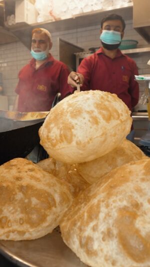 Mark Wiens Instagram - Giant balloon sized 🎈 puris! Pakistani street food with @thefoodranger & @alinhamdani in #Sharjah #PakistaniFood #Dubai

📍 Pakistani Sweets Shop
