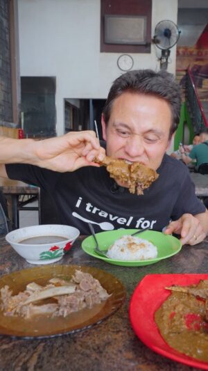 Mark Wiens Instagram - Legendary Indonesian grilled beef ribs with peanut sauce (konro bakar), and ribs soup. #Sulawesi #Makassar 

📍 Konro Karebosi