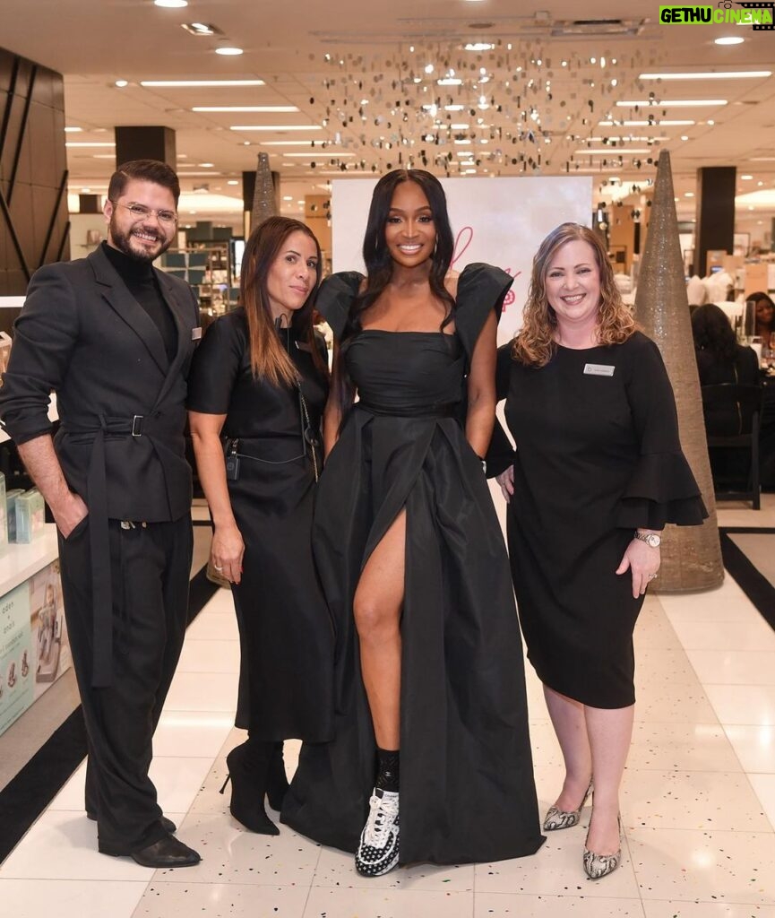 Marlo Hampton Instagram - Thank you Cathy, Michael @bloomingdales and my team @tyeisha_perry @jus10__perry for bringing the vision to life💡! I remember our first walk- through and to see it all come together was amazing🎊 - the pop up shop & branding was spot on! #BigGlamBag 🛍️#GlamItUpxBloomingdales Thanks to @jah331 @adrian__oneal for always being apart of all that we do with Glam It Up!! 💪🏾 @neciforshort_ @realbossladyk @alfonsoventura @flamesxflacko Mariah we could not have done it without your help on Saturday. 😘 @sunshine_lomax perfection as always. 😘 Yuvondrea, I can’t believe it’s been almost 10 years of partnership🤩 Wearing a @pinkoofficial dress courtesy of #Blomingdales