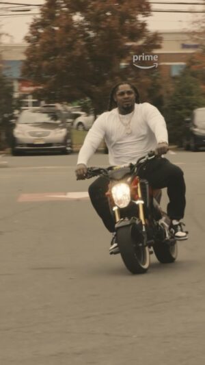 Marshawn Lynch Instagram - Marshawn pulled up to the Amazon Fulfillment Center LGA9 in Edison, New Jersey with his @beasthealth blender during the busiest time of the year! @nyjets running back @breecethebeast23 made a special appearance as well!

 #BlackFridayNFL | ‘N Yo’ City.