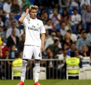 Martin Ødegaard Instagram - Hace más de 6,5 años firmé por el Real Madrid y cumplí un sueño grande. 
Poder vestir la camiseta blanca, jugar en el Bernabéu y jugar la champions con el Madrid. No puedo ser más orgulloso. Vine con 16 años y he tenido la oportunidad de aprender de los mejores del mundo y mis ídolos. He aprendido muchísimo y he disfrutado el camino. Estoy agradecido de todo lo que me ha pasado y todo lo que he aprendido.
Quiero dar las gracias a todas las personas que me han ayudado a mejorar y crecer por Madrid. Entrenadores, compañeros, fisios, gente del club y la afición. 
Gracias! 
He pasado momentos buenos y momentos malos, como siempre en la vida y en el fútbol. Me lo ha hecho mucho más fuerte y más preparado para lo que viene. 

Estos días se hablan mucho sobre mi y mis motivos por salir. Solo quiero decir que casi todo lo que están diciendo no es la verdad. Para mi es una pena que la prensa digan cosas que no es cierto, porque mucha gente piensa sinceramente que sea así. 
Yo tengo mis motivos, yo se lo que es la verdad y lo que ha pasado y por eso creo que es para lo mejor. 

Gracias 🙏🏼
