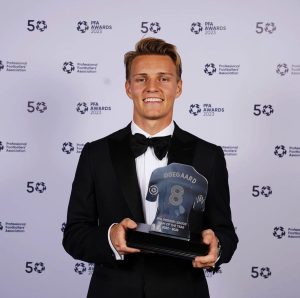 Martin Ødegaard Instagram - Really proud to be named in @the_pfa team of the year. 
With the boysss🙏🏼🙌🏼❤️