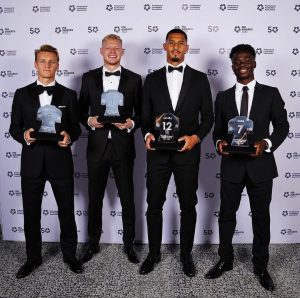 Martin Ødegaard Instagram - Really proud to be named in @the_pfa team of the year. 
With the boysss🙏🏼🙌🏼❤️