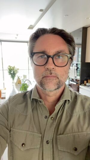 Martin Henderson Instagram - Happy Thanksgiving to everyone celebrating this wonderful holiday!! I hope your hearts are filled with gratitude for all the blessings big or small that grace your lives. Missing all my American buddies on this favorite holiday of mine. Have some turkey for me. Sending love to everyone including my US cast mates of Virgin River - can’t wait to be back on set with everyone soon! Have a wonderful weekend 🍂 🦃 🍁 🙏🏻