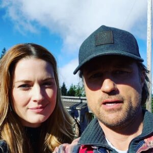 Martin Henderson Instagram - That’s right folks....#virginriverseries Season 2 drops on #Netlfix November 27 !!!!! Woohoooo. 👩‍❤️‍👨
