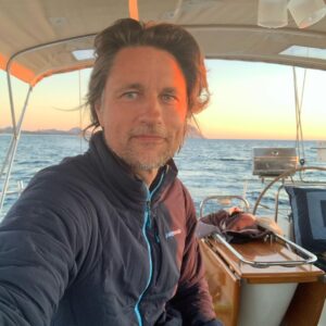 Martin Henderson Instagram - Good morning! Do your part for society and stay socially distant. The sooner we ALL take responsibility the sooner this thing will pass. #weareallinthistogether
