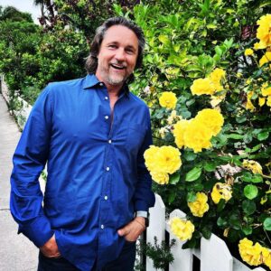 Martin Henderson Instagram - Don’t forget to stop and smell the roses…
#beautyiseverywhere 💛