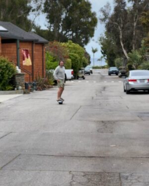 Martin Henderson Instagram - Haven’t been on a @onewheel for a few years. Now I remember why I want one so bad. Such a great feeling - like snowboarding down the street