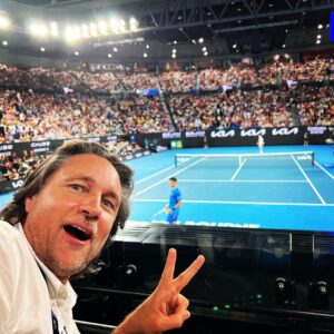 Martin Henderson Instagram - Thank you @australianopen for an incredible front row seat for watching the men’s semi final last night between @tommypaull and @djokernole I screamed my lungs out supporting @tommypaull 🇺🇸 but the mighty Serb struck again. So impressive to witness such greatness from both athletes. Thank you @jaynehrdlicka and @tennisaustralia for putting on such an incredibly well run event. What an amazing team! We had a ball 🎾 #ausopen open #tennisaustralia #rodlaverarena #grandslam