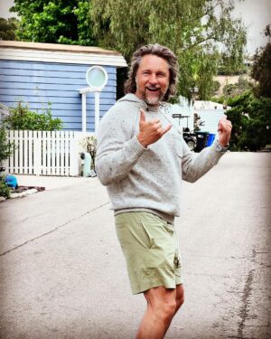 Martin Henderson Instagram - Haven’t been on a @onewheel for a few years. Now I remember why I want one so bad. Such a great feeling - like snowboarding down the street